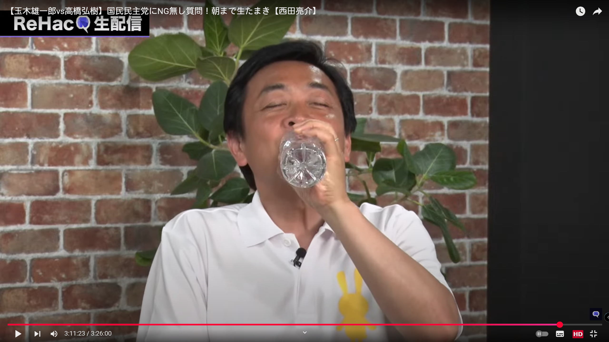 国民民主党の玉木雄一郎代表が水を飲む様子